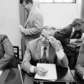 SDP:n eduskuntaryhmä koolla käsittelemässä hallitusneuvotteluiden tilaa 21. huhtikuuta vuonna 1987. Mukana Pertti Paasio, Kalevi Sorsa, Erkki Liikanen ja Matti Ahde.