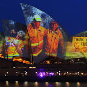 Kuvia heijastettuna Sydneyn oopperatalon seinään.