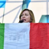 nainen ja italian lippu