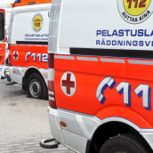 Ambulanssi HUS:n Meilahden sairaalan alueella Haartmanin sairaalan edessä.