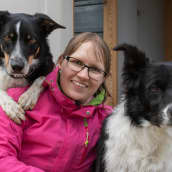 Sanna Lipponen ja koiransa Rin ja Nova 