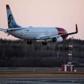 Norwegianin kone laskeutumassa Arlandan lentokentälle 16. maaliskuuta.