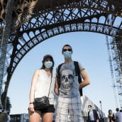 Pariisilaiset Agathe ja Remy Verrier tulivat Eiffel-torniin elämänsä ensimmäistä kertaa.