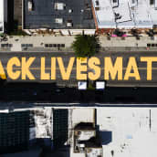 Kuvassa on New Yorkissa katuun maalattu teksti: Black Lives Matter.