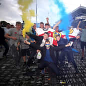 Leedsin kannattajat juhlivat Elland Roadin ulkopuolelle Valioliigaan paluuta. 