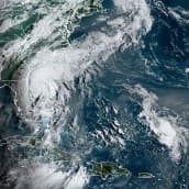 Satelliittikuva maanantailta myrskyn etenemisestä Yhdysvaltain rannikolla.