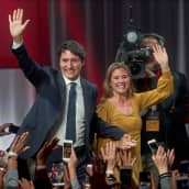 Pääministeri Justin Trudea vaimonsa Sophie Gregoire Trudeaun kanssa Montrealissa vaalivoiton jälkeen. Lokakuu 2019.