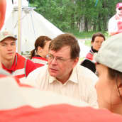 SPR:n kansainvälisen avun johtaja Kalle Löövi pelastusharjoituksessa Uudellamaalla vuonna 2008.