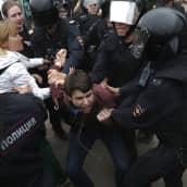 Venäjän poliisi hajoittaa mielenosoituksia kovin ottein. Kuva vuodelta 2017.
