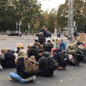 Gig-animaatiossa poliisi kaasuttaa mielenosoittajia Helsingissä.