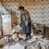 Nainen tutkii yhteenotossa tuhoutunutta kotiaan Azerbaidžanin Terterissä.