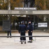 Ranskalaisia poliiseja Bois d'Aulne -koulun edustalla 17. lokakuuta.