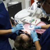 potilasta hoidetaan hammaslääkärissä
