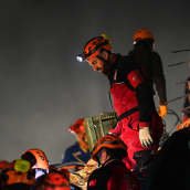 Pelastustyöntekijöitä Turkin Izmirissä.