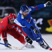 Ville Aaltonen taistelee pallosta vuoden 2016 MM-kisoissa. 