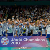 Suomi voitti miesten salibandykultaa kotikisoissa 2010.