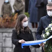 20201127 Pääministeri Sanna Marin ja valtiovarainministeri Matti Vanhanen laskivat seppeleen J. K. Paasikiven haudalle Helsingin Hietaniemessä 27. marraskuuta 2020.