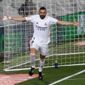 Karim Benzema juhlii maalia.