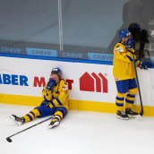 Ruotsin joukkueen Noel Gunler, Emil Andrae ja maalivahti Hugo Alnefelt kyynelehtivät jäällä. Ruotsi on hävinnyt Suomelle nuorten MM-kisojen puolivälierässä Edmontonissa.