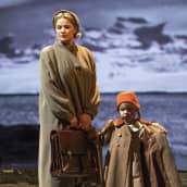 Marjukka Tepponen Mona Kumelin roolissa oopperassa Jää. Kuvassa myös Sointu Vestman Sanna Kummelin roolissa.