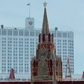 Kuvassa etualalla kirkontorni. Taka-alalla näkyy Kremlin hallintorakennus. 