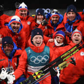 Norjalaisleirissä riitti hymyä Pyeongchangin talviolympialaisissa 2018. Kuvassa juhlitaan Johannes Thingnes Bön (alarivissä keskellä) normaalimatkalla voittamaa kultamitalia.