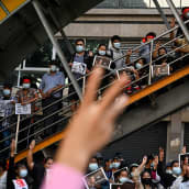 Mielenosoittajia Yangonissa.