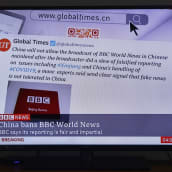 Televisioruutu, joka näyttää BBC World Newsin ohjelmaa Shanghaissa.