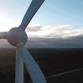 tuulivoimala pyörii giffissä