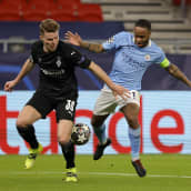 Manchester Cityn Raheem Sterling kamppailee pallosta M'gladbachin Nico Elvedin kanssa.
