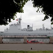 Kiinan laivaston ohjushävittäjä Xi'an osallistumassa Venäjän laivaston päivän paraatiin Pietarissa