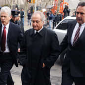 Bernard Madoffia tuodaan oikeuden kuultavaksi New Yorkissa vuonna 2009.