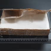 Poliisin kuva tapauksessa löytyneestä kokaiinipaketista.