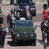 Prinssit ja muut hautajaisvieraat kulkevat saattueessa kohti Pyhän Yrjön kappelia.