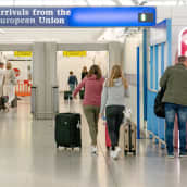 Matkustajia Lontoon Stanstedin lentokentällä.