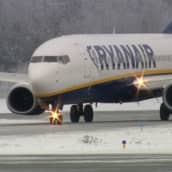 Ryanairin kone saapuu Lappeenrannan lentokentälle.
