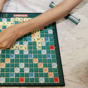 Scrabble-peli käynnissä.