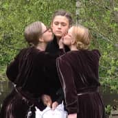 Kaksi naisnäyttelijää antaa poskisuudelman Kirsikkpuisto-näytelmän pääosan esittäjälle Krista Kososelle harjoituksissa.