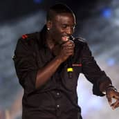 Laulaja Akon lavalla.