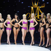 Miss Suomi 2012 -finalistit poseeraavat uimapuvuissa.