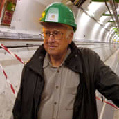 Peter Higgs CERN:n hiukkaskiihdyttimen tunnellissa.