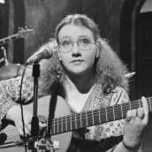 Liisa Tavi laulaa Euroviisujen karsinnoissa 3.1.1980. 