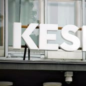 Keskon logokyltti pääkonttorin sisäänkäynnin yläpuolella. Pääkonttori sijaitsee Helsingin Katajanokalla.