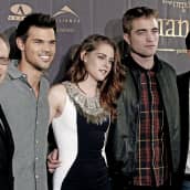 Twilight 2 - Aamunkoi 2 -elokuvan kastia ensi-illan punaisella matolla poseeraamassa.