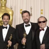 Argon tuottajat George Clooney (vas.) ja Grant Heslov poseeraavat ohjaaja-näyttelijä Ben Affleckin kanssa Oscar-gaalassa 24. helmikuuta 2013. Kuvassa oikealla myös Jack Nicholson. 