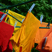 Värikästä pyykkiä kuivumassa ulkona narulla.