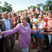 Saksan liittokansleri Angela Merkel tervehtii ihmisiä vaalikampanjakiertueella.