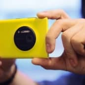 Henkilö ottamassa kuvaa Lumia 1020 -puhelimella.