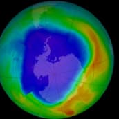 Nasan Aura- ja Suomi-satelliittien mittauksista muodostettu kuva eteläisen napa-alueen otsonikerroksen paksuudesta. Sinisellä alueella otsonikerros on ohuimmillaan ja punaisilla paksuimmillaan.