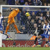 Pepe puskee maalin Real Madridille.